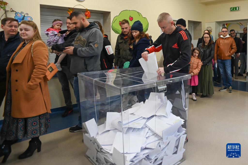 波兰执政党在议会选举中得票率领先