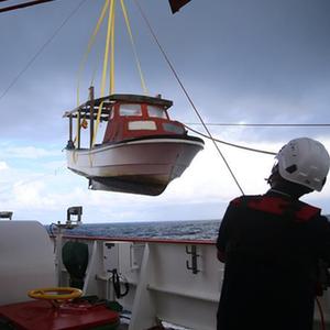 （第40次南极考察·图文互动）（1）“雪龙2”号航行途中成功救援一求救船只