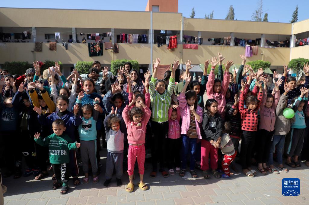 加沙地带：与志愿者互动的儿童
