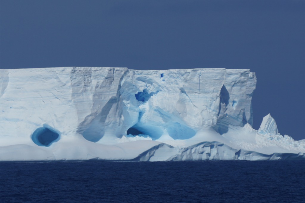 世界最大冰山加速漂离