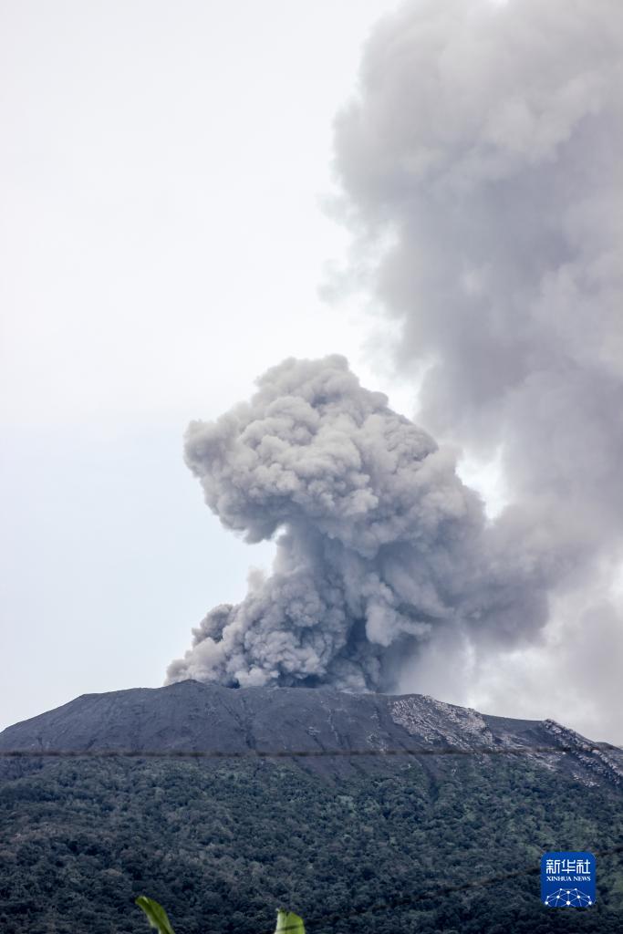 印尼马拉皮火山持续喷发