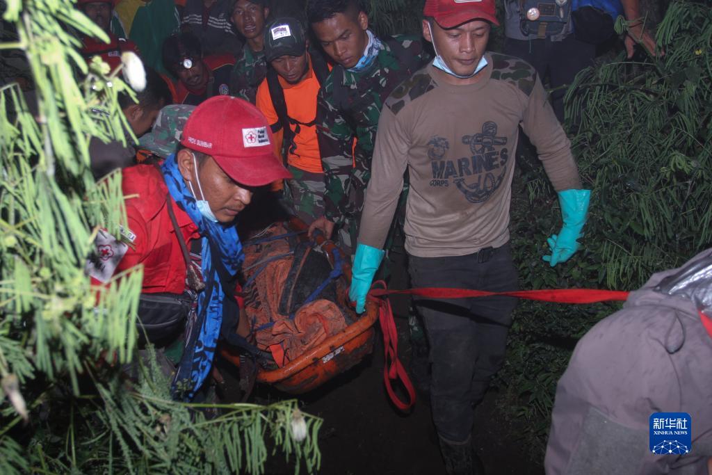 印尼火山喷发死亡人数升至22人 救援继续