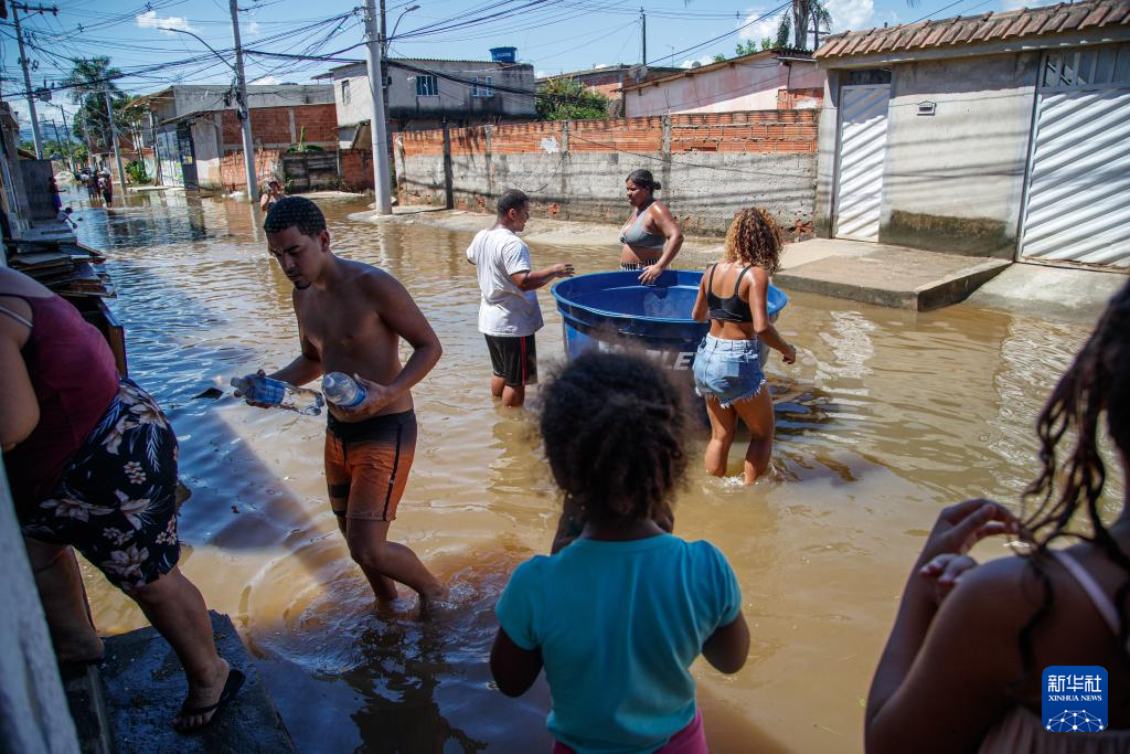 巴西里约州受暴雨袭击地区投入灾后
