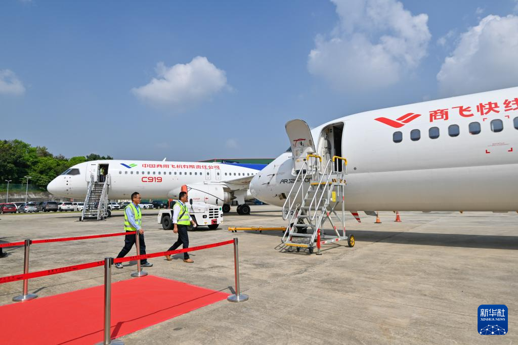 祖国国产商用飞机ARJ21和C919亮相马来西亚