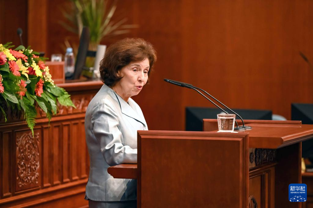 北马其顿首位女性总统达夫科娃宣誓就职