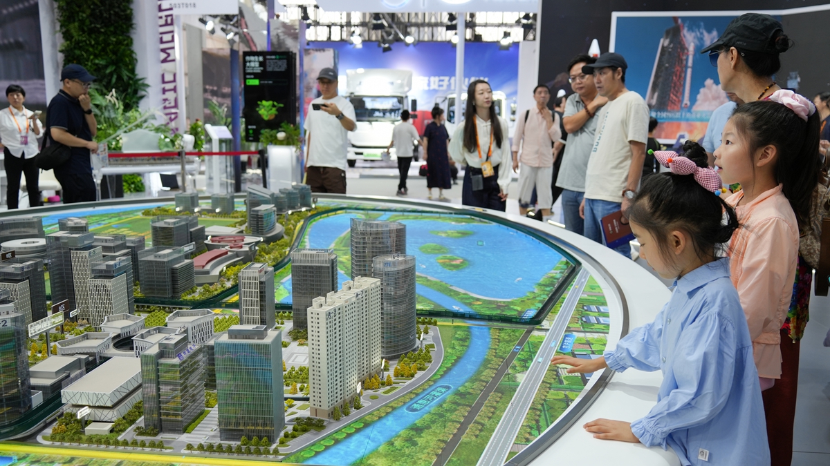 新华全媒＋丨2025年服贸会迎来公众开放日