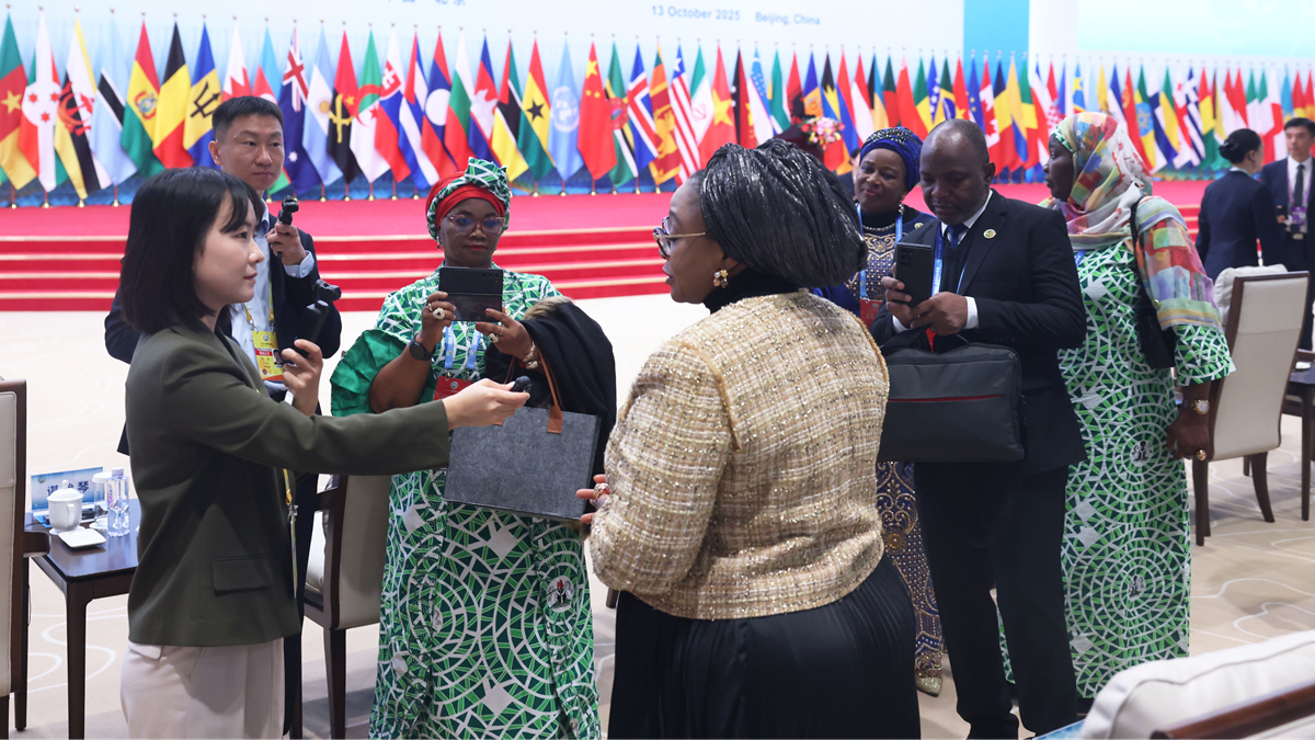 全球妇女峰会丨接受采访