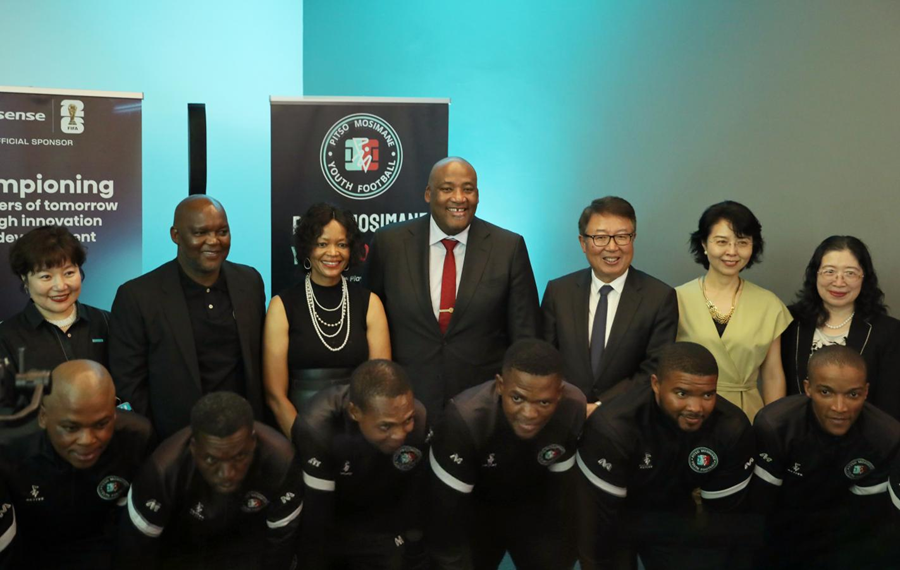 中企品牌向南非青少年足球項(xiàng)目捐贈(zèng)移動(dòng)設(shè)備