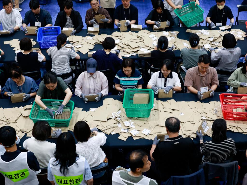 韩国最大在野党支持率反超执政党