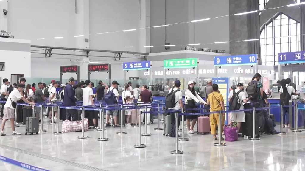霍尔果斯公路口岸上半年出入境人员创新高
