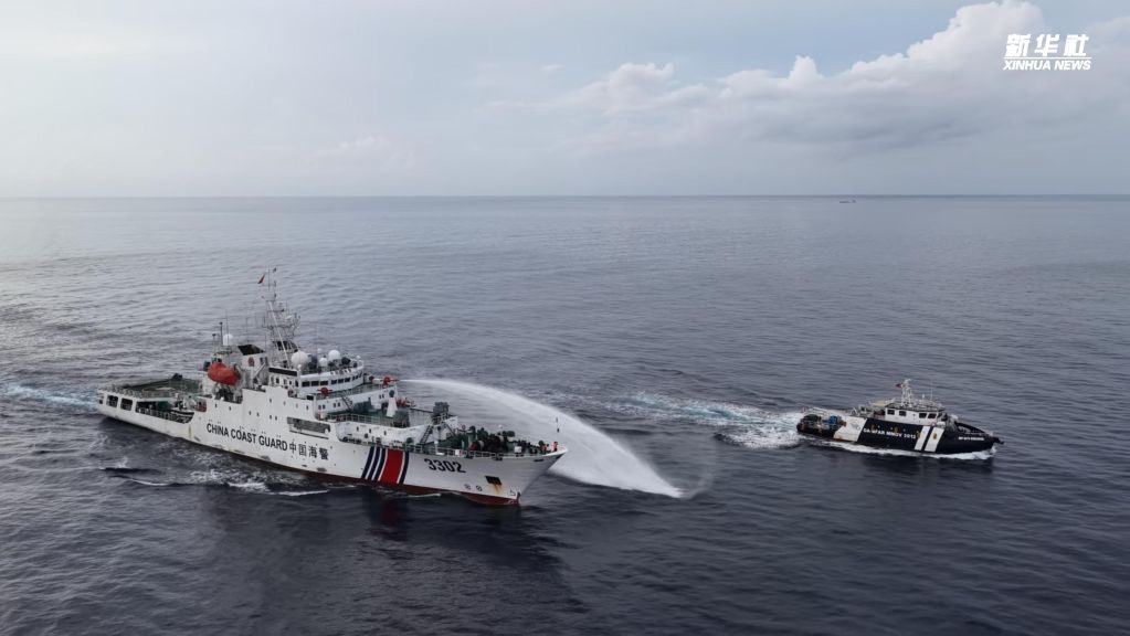 现场画面丨菲公务船侵闯中国黄岩岛 中国海警依法予以驱离