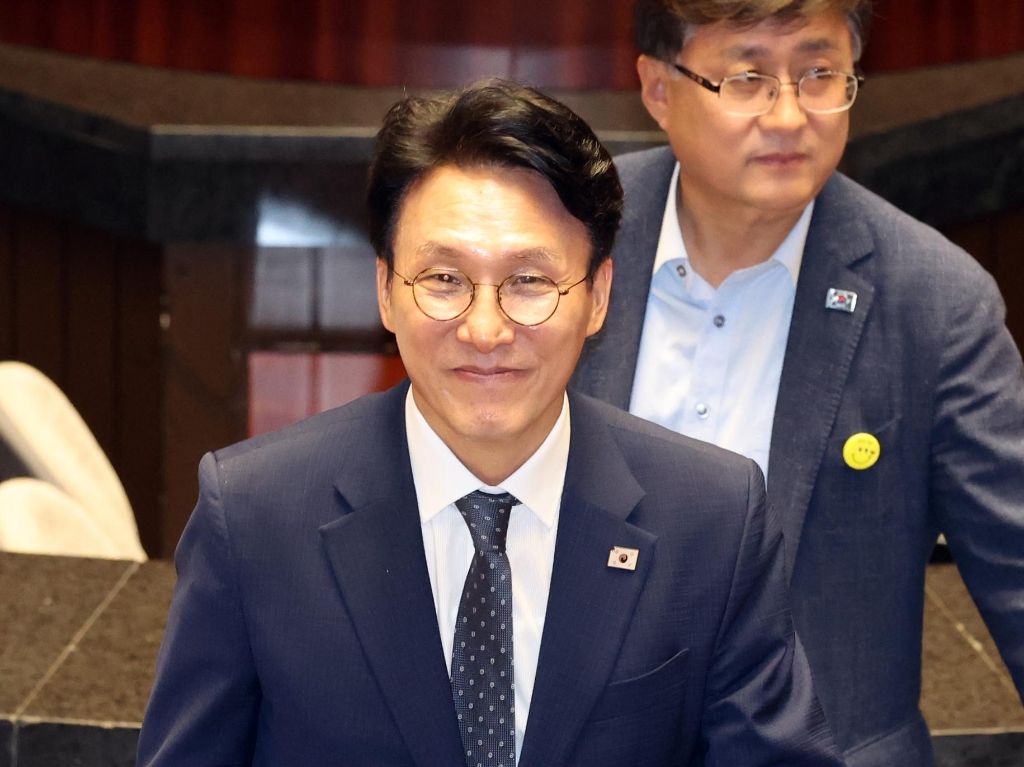 韩国执政党党首选举进入倒计时 “三强”竞争