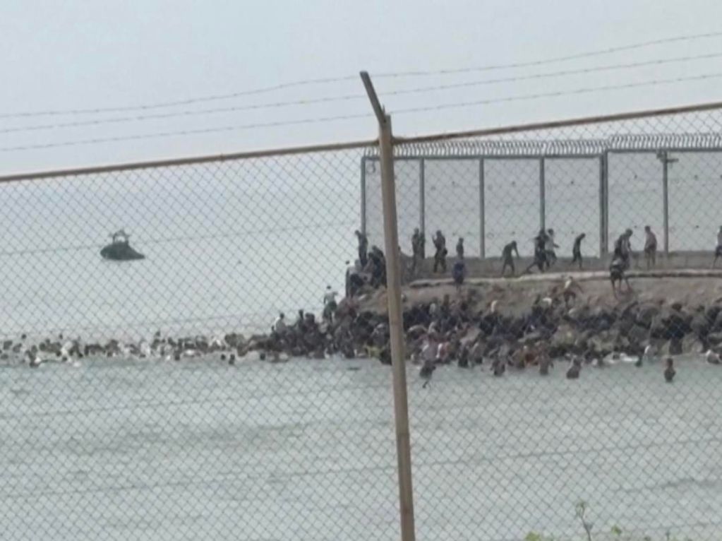 数千非法移民冲击西班牙飞地边境 至少18人丧生