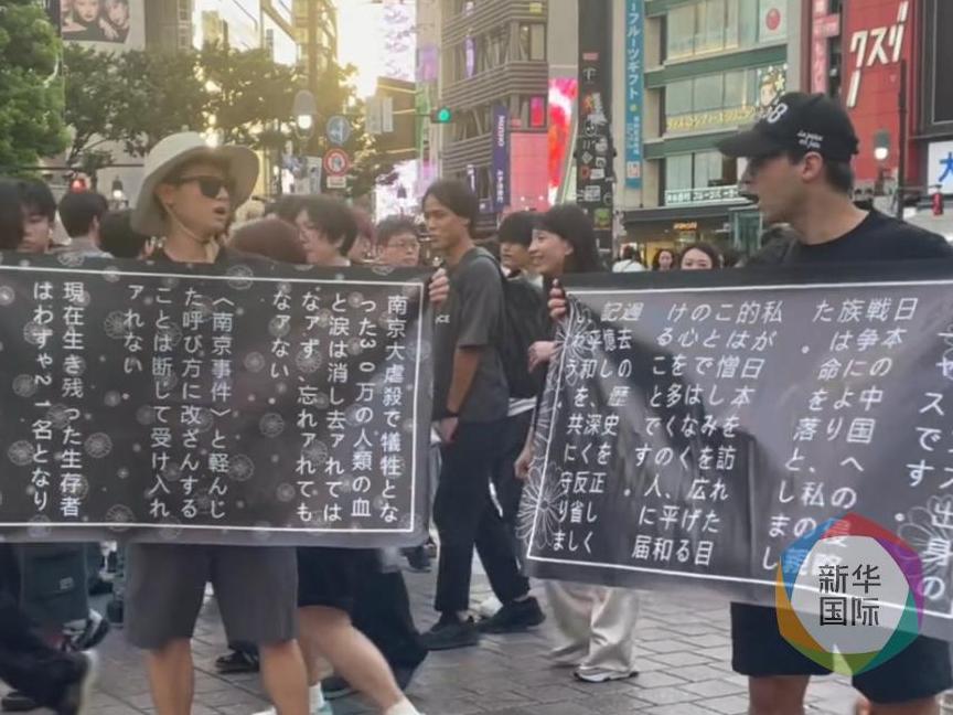 当日本社会选择淡忘，他们在东京街头守护历史记忆