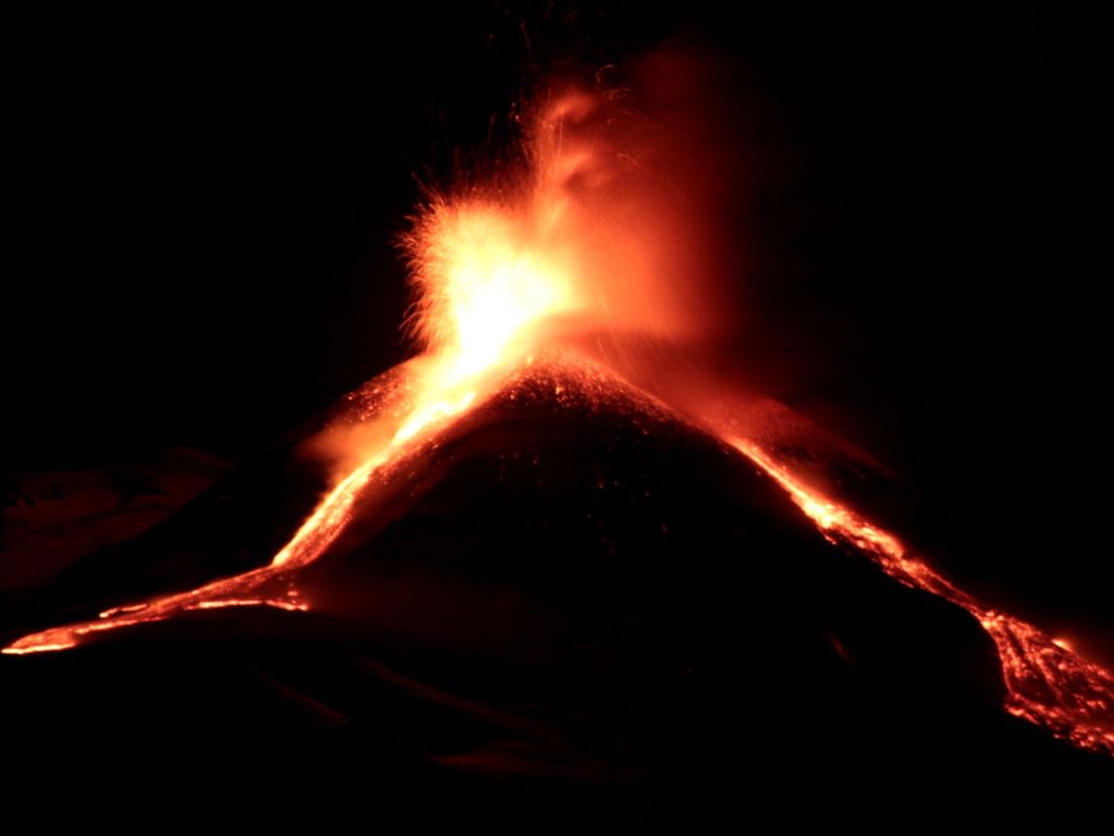 欧洲最高活火山持续喷发 西西里岛航班遭严重干扰