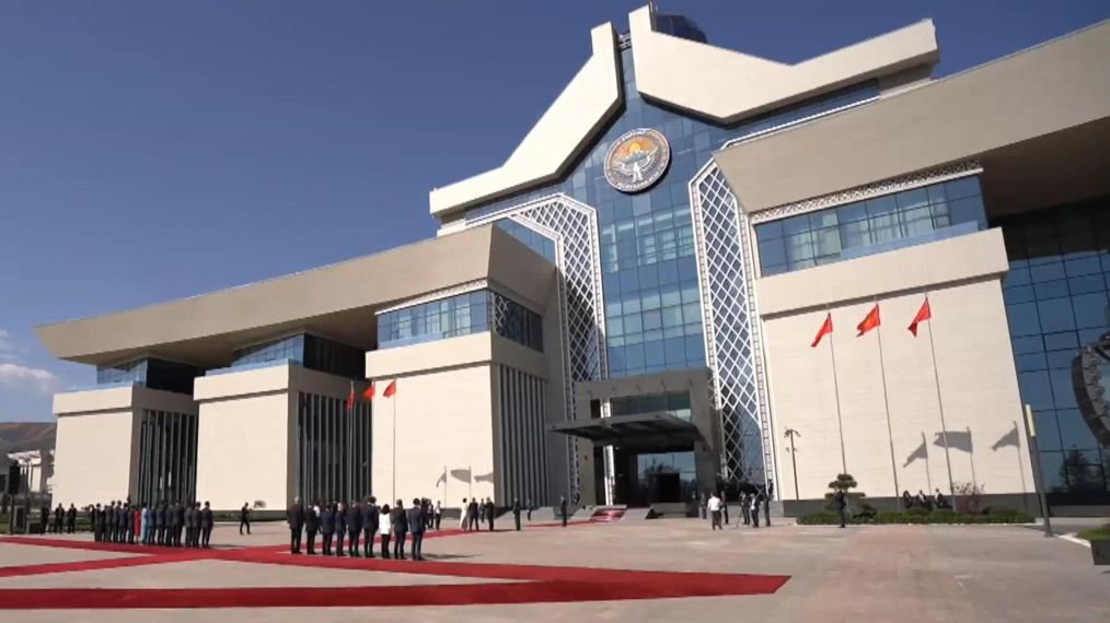 国家主席习近平出席吉尔吉斯斯坦总统扎帕罗夫举行的欢迎仪式