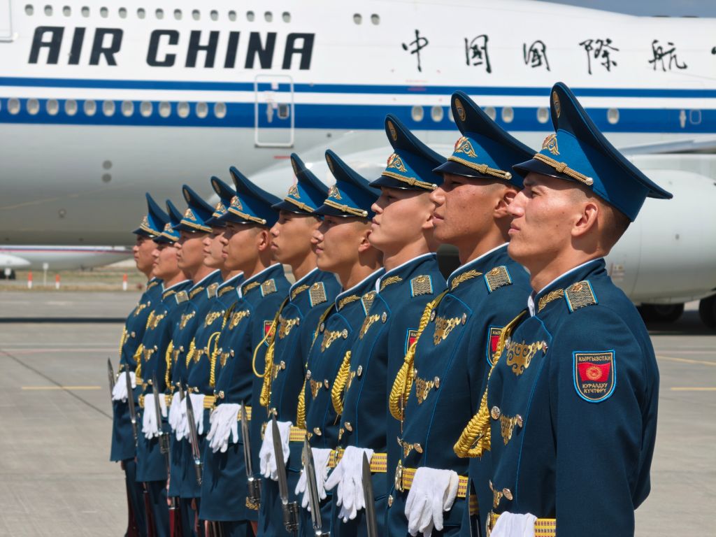 新华图讯丨习近平圆满结束出席2026年上海合作组织峰会和对吉尔吉斯斯坦的国事访问