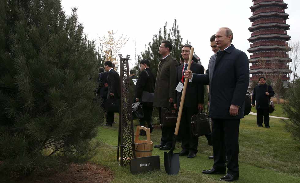 各成员经济体领导人、代表共植APEC亚太伙伴林