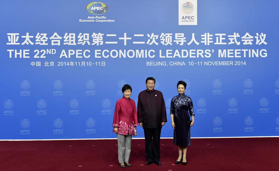 习近平夫妇迎候APEC欢迎晚宴嘉宾