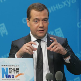 俄总理通过新华网与网民在线交流