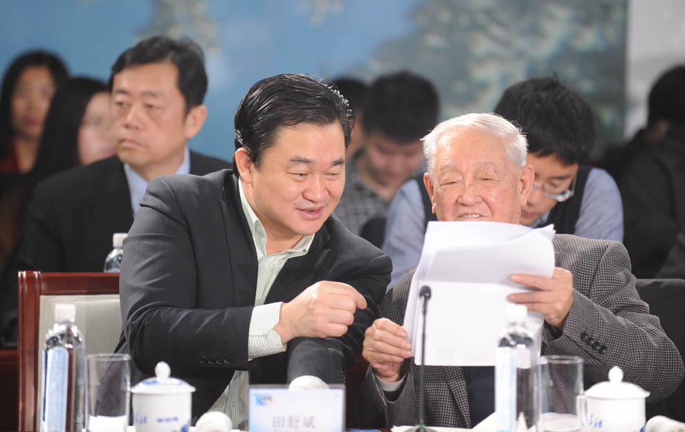 新华网董事长、总裁田舒斌与军事科学院原副院长糜振玉在现场交流