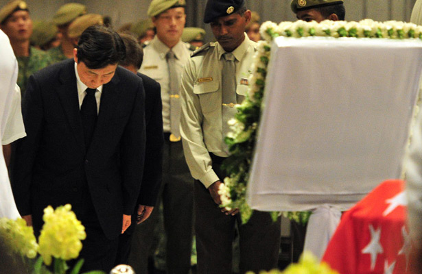 李源潮前往新加坡国会大厦吊唁李光耀逝世