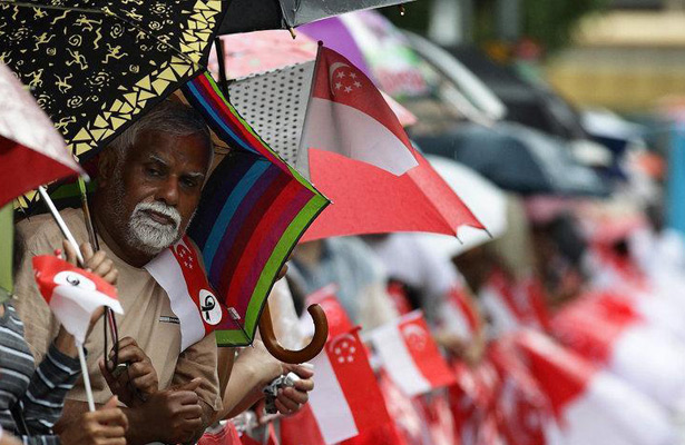 新加坡民眾冒雨等待李光耀葬禮舉行