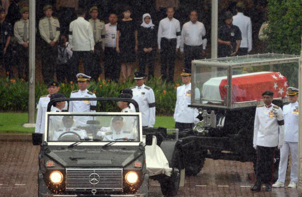 李光耀国葬举行 移灵队出发