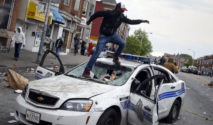 美国巴尔的摩爆发骚乱 街道如同战场