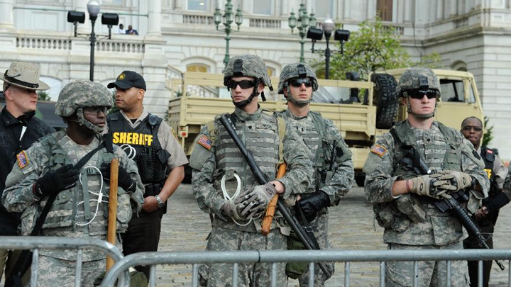 巴尔的摩：雨中抗议