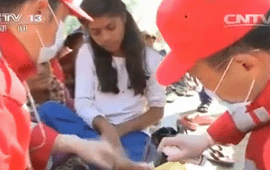 尼泊尔：中国救援队探访震后孤儿院