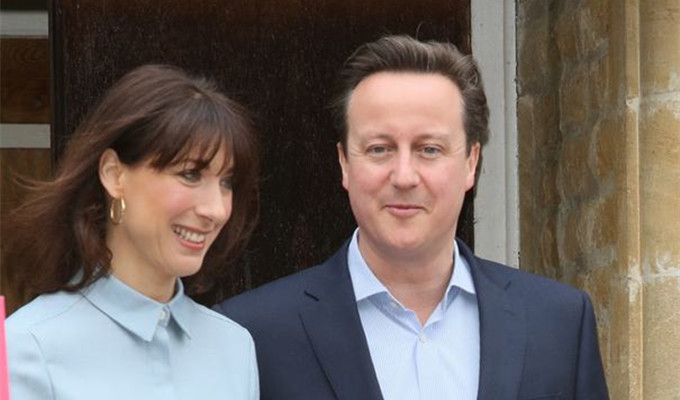 英国大选各党首携妻投票 “夫妻同心”