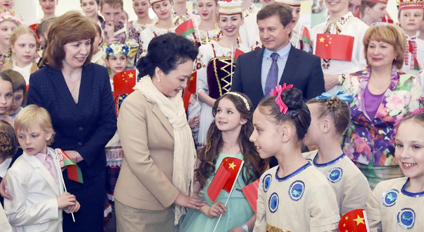 彭丽媛参观白俄罗斯国家儿童和青少年艺术创作中心