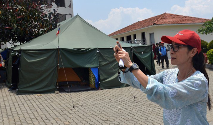 历经尼泊尔强震 杨紫琼重返灾区赈灾