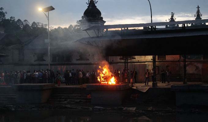 震后三周的加德满都帕苏帕特神庙