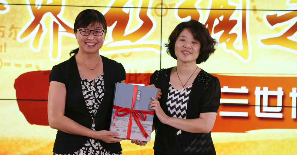 湖州市副市长闵云向国家图书馆赠送钱山漾文化遗址全套发掘报告