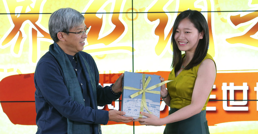 中国丝绸博物馆馆长赵丰向&ldquo;中国梦 丝路梦&rdquo;考察团赠钱山漾文化遗址全套发掘报告