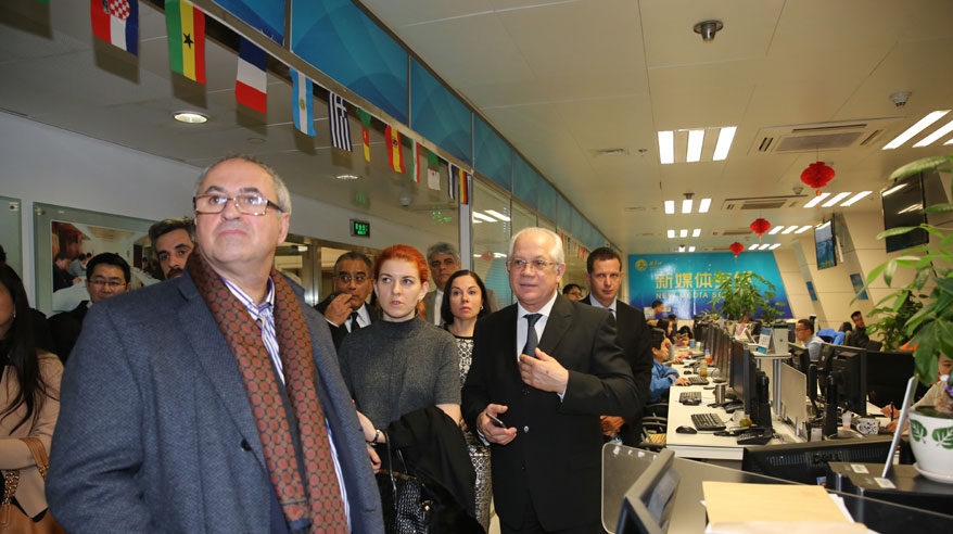 首届金砖国家媒体峰会与会来宾参观新华通讯社