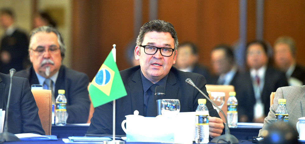 首届金砖国家媒体峰会共同主席多斯桑托斯发表演讲