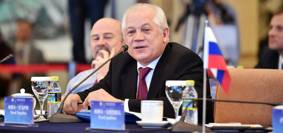 俄罗斯报社社长涅戈伊察发言