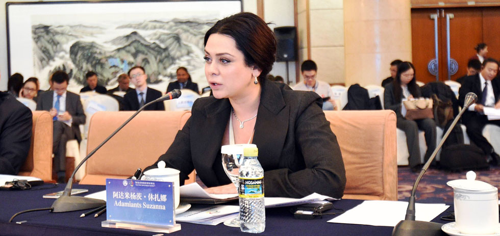 塔斯社国际新闻部外交新闻采访室主任休扎娜发言