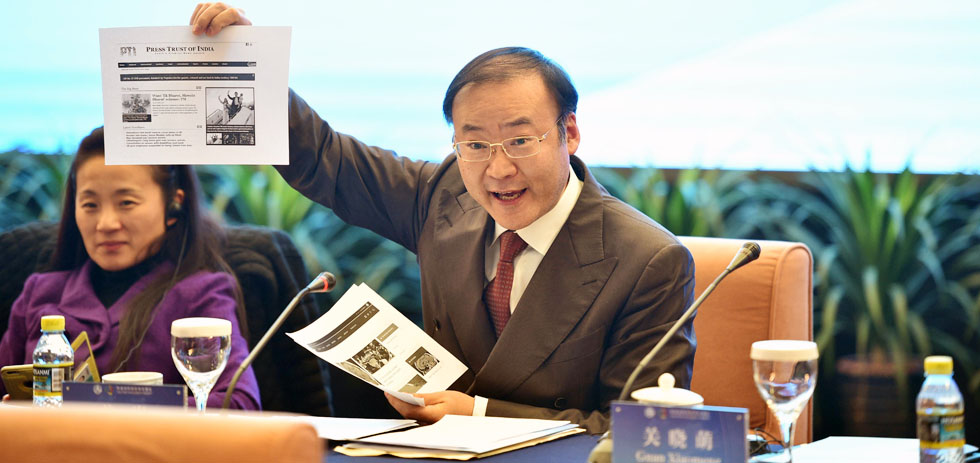 新华社国际部副主任姜岩主持议题