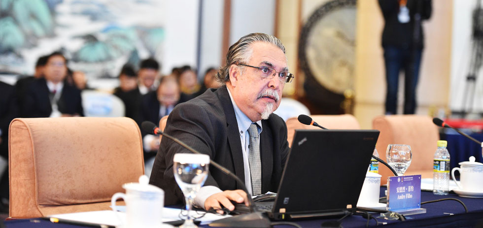 巴西国家传播公司总监安德烈·菲约发言