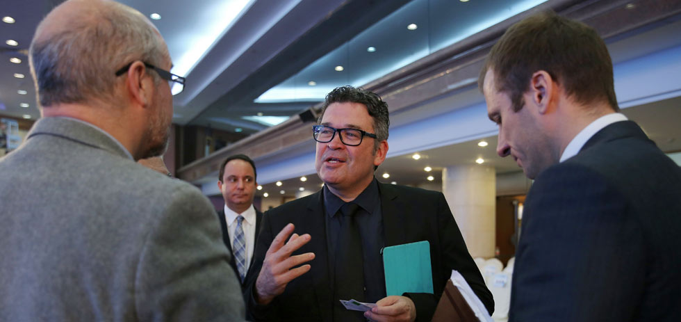 巴西国家传播公司总裁阿梅里科·马丁斯·多斯桑托斯在和媒体同行交流