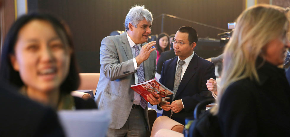 出席峰会的代表在一起交流