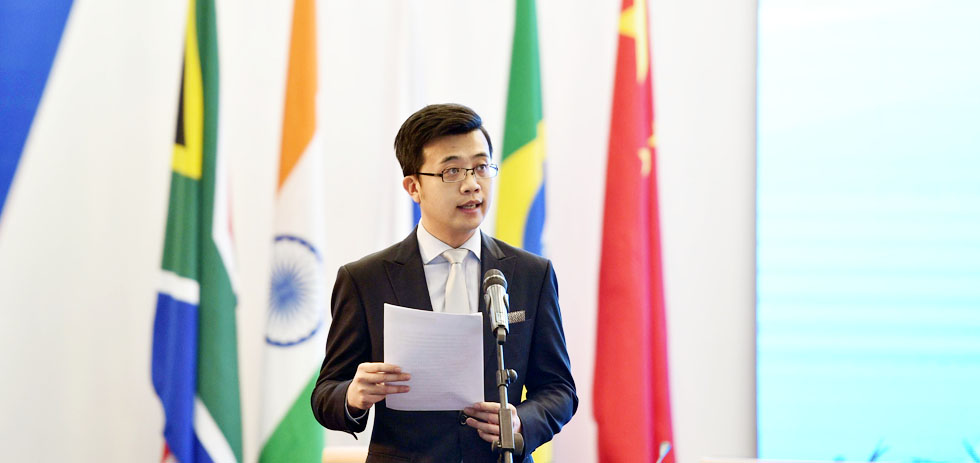 工作人员宣读《金砖国家媒体峰会北京宣言》