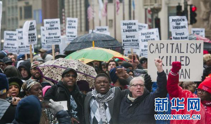 美国芝加哥抗议白人警察枪杀黑人青年示威活动升级