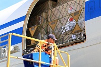 中国政府提供的首批紧急救援物资抵达厄瓜多尔
