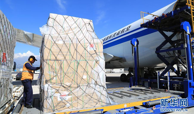 中国政府提供的首批紧急救援物资抵达厄瓜多尔