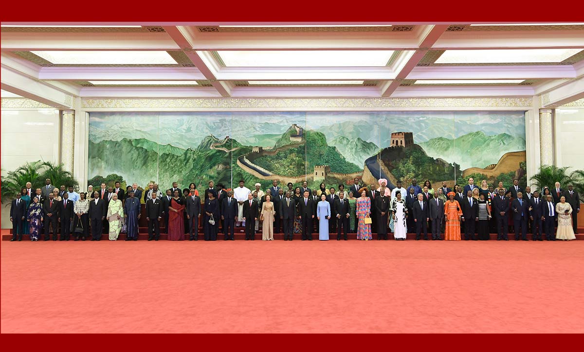 习近平和彭丽媛欢迎出席峰会的外方领导人夫妇